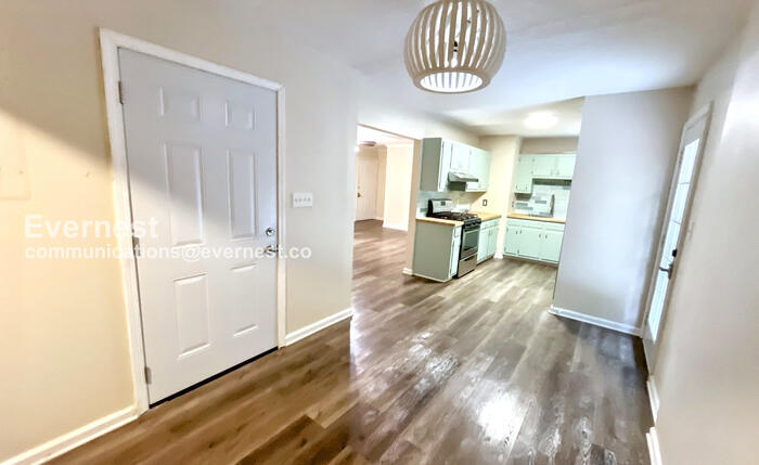 Building Photo - 1110 Fernway Cir