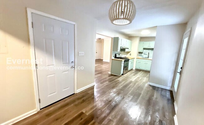Building Photo - 2 Bed, 1 Bath with Attached Garage / Pet-F...