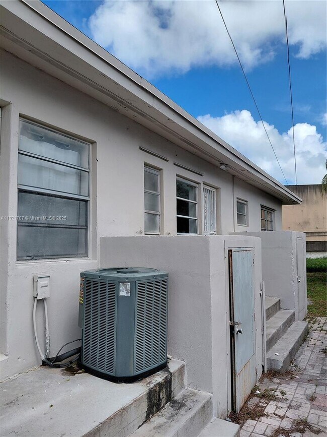 Building Photo - 640 NW 77th St