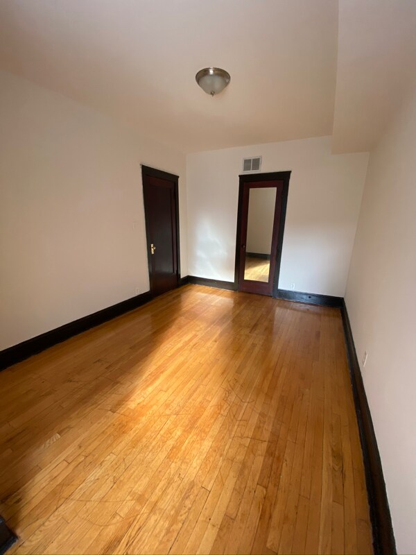 Building Photo - 1419 W Leland Ave