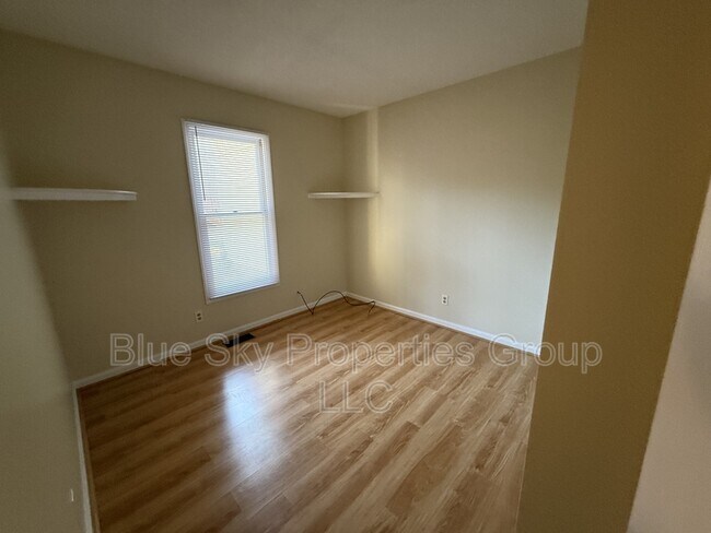Building Photo - 146 Hanks St