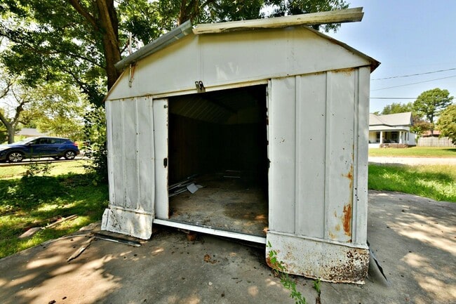 Building Photo - 101 10th St