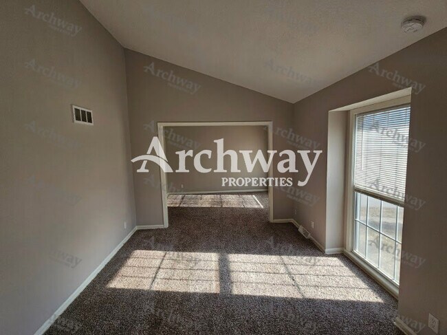 Building Photo - 1600 W Elm Terrace