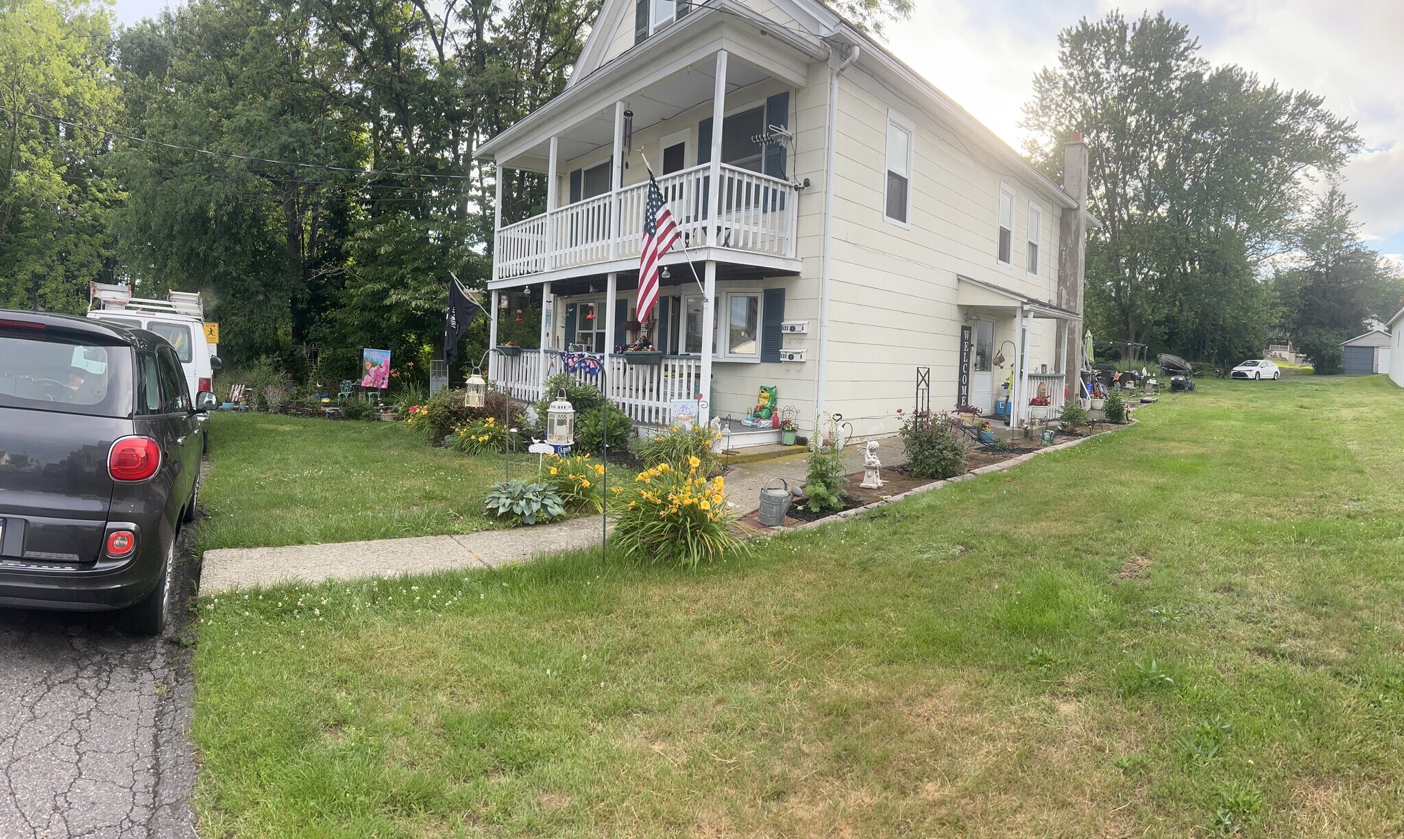 Building Photo - 633 Carmalt St