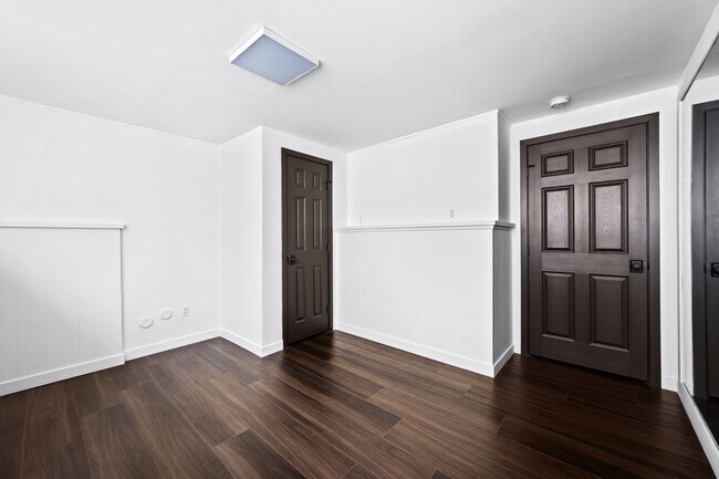 Building Photo - 1915 Apex Ave