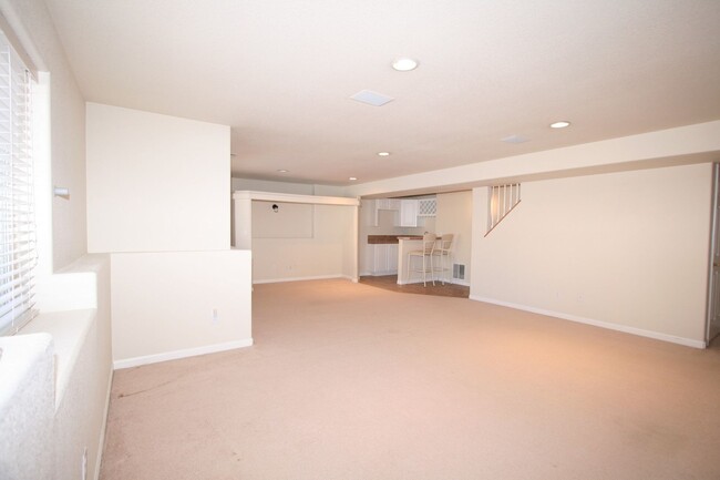 Building Photo - Appealing 3 Bedroom Townhouse Located in G...