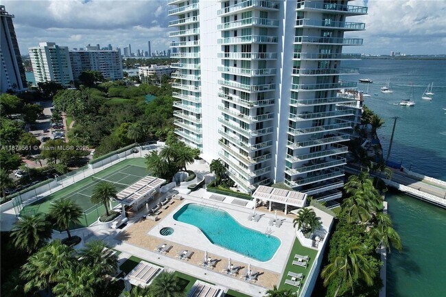 Building Photo - 10 Venetian Way