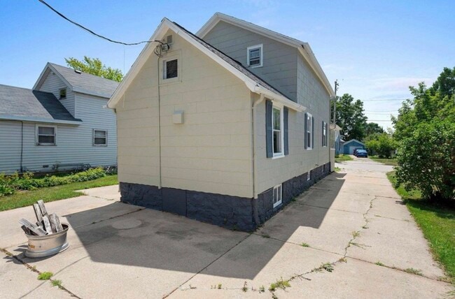 Building Photo - 532 W 5th Ave