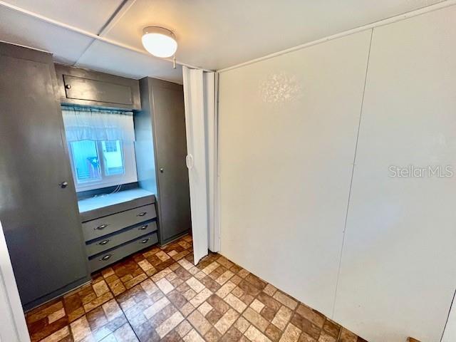 Building Photo - 825 Oakwood Dr