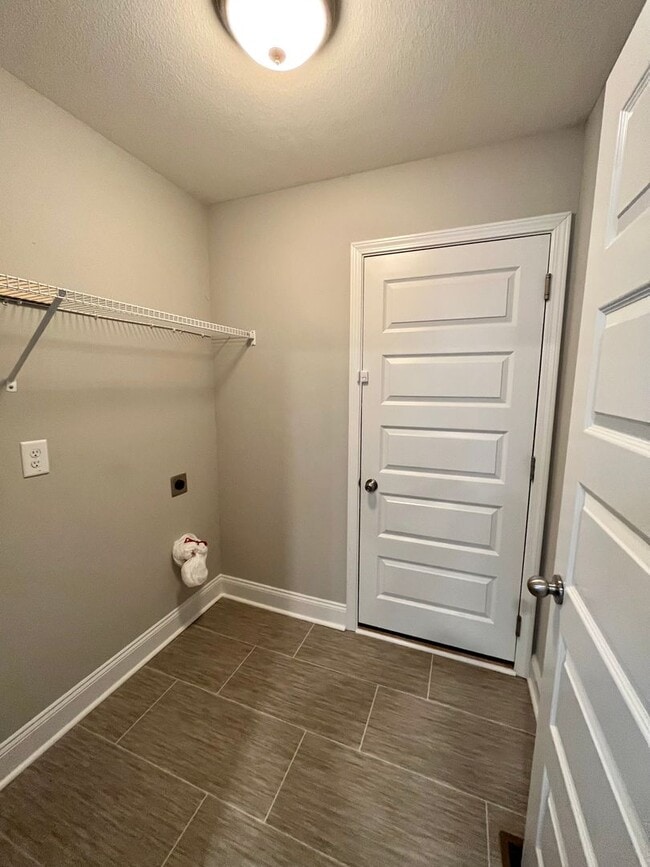 Building Photo - ** COMING SOON ** Beautiful Large Home in Great Location