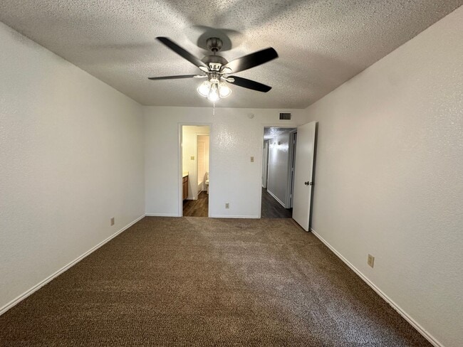 Building Photo - Coming Soon! Nice 2 Bedroom, 2 Full Bath Duplex Located in Saginaw.