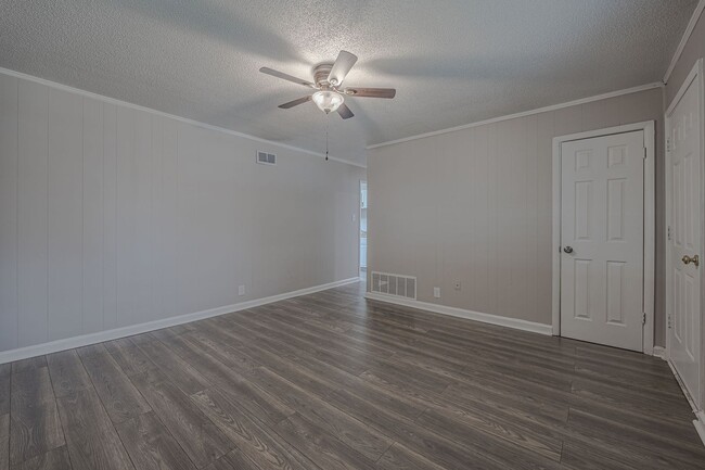 Building Photo - 2215 Sutton-Move in ready!