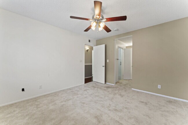 Building Photo - "Charming 2-Bed, 2-Bath Condo Retreat in S...