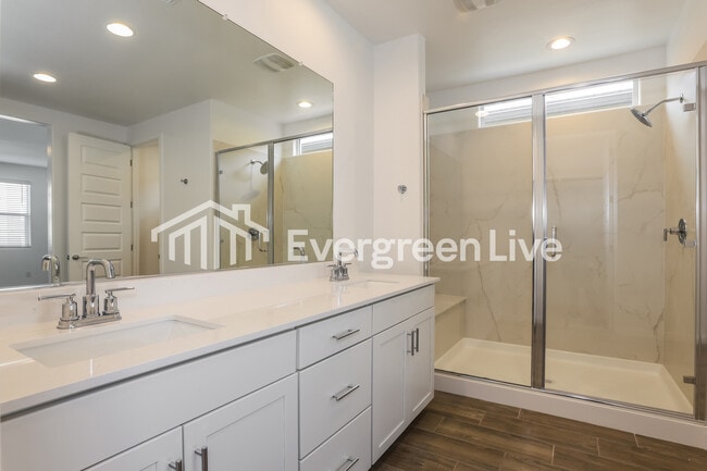 Building Photo - 10134 E Ulysses Ave