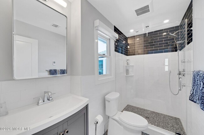 Building Photo - 347 Bay Ln