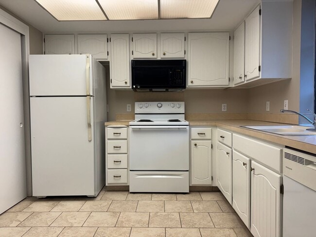 Building Photo - Updated Townhome in Willow Wood Near 120th & Blondo!