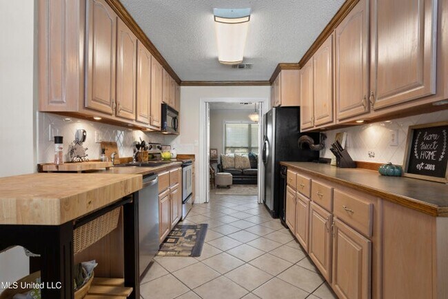 Building Photo - 550 Mockingbird Dr