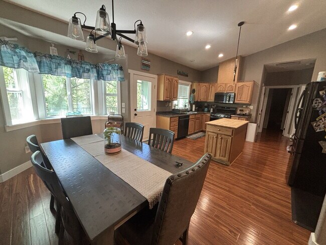 Building Photo - Spacious 2,048sf 3-bed home on acreage in Garden Valley!