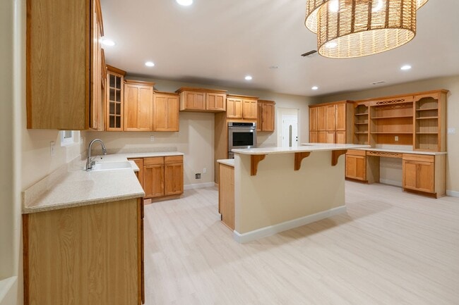 Building Photo - Large 5 Bedroom 4 bathroom Home