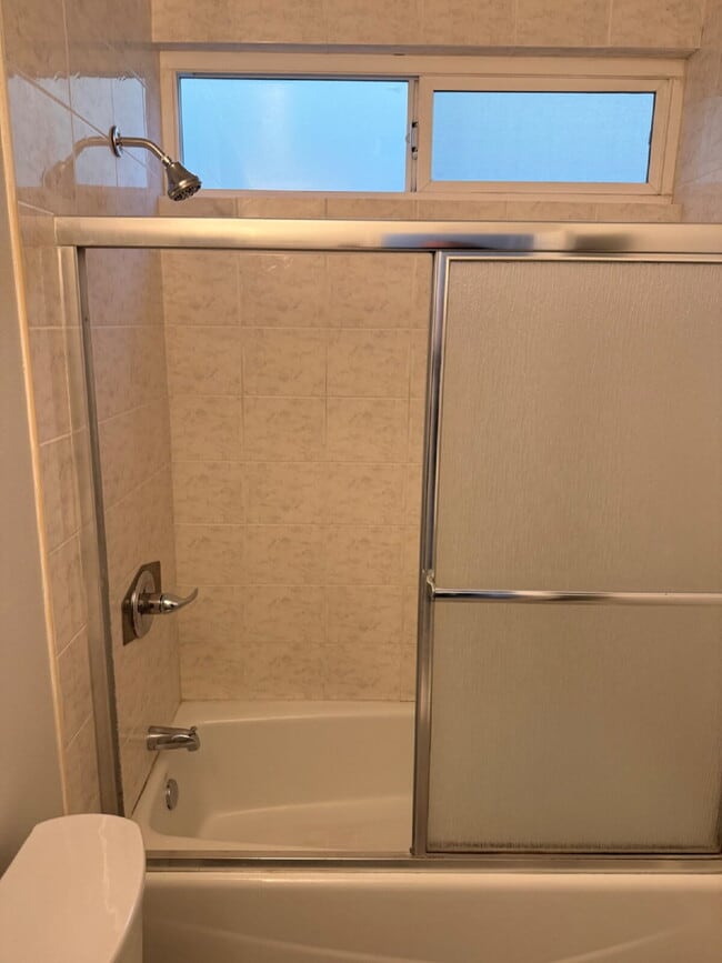 Building Photo - Beautifully remodeled home - Must see!   1...