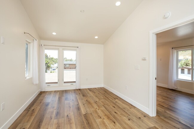 Building Photo - 1 Bedroom in Oceanside!