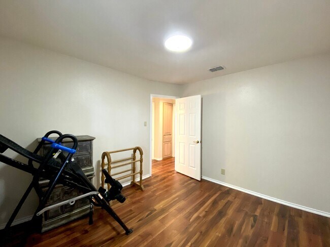 Building Photo - 13706 Morningbluff Dr