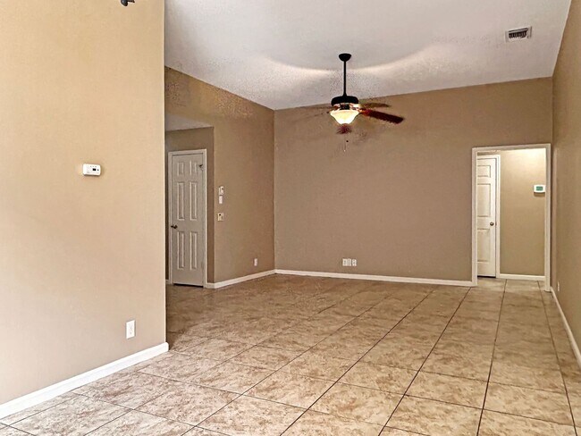 Building Photo - Charming 3-Bedroom Home in Great Northwest with Fireplace & Shaded Backyard