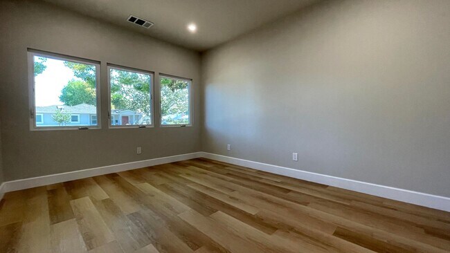 Building Photo - 3BD/2BA - Stylish Home Near Valley Fair Ma...