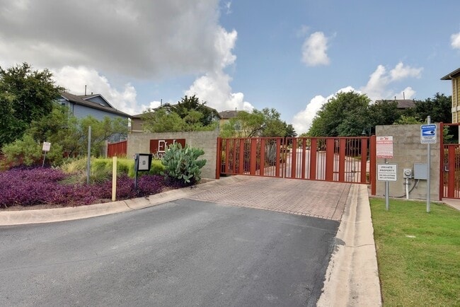 Building Photo - Gorgeous Edgewick Condo - Available Now!