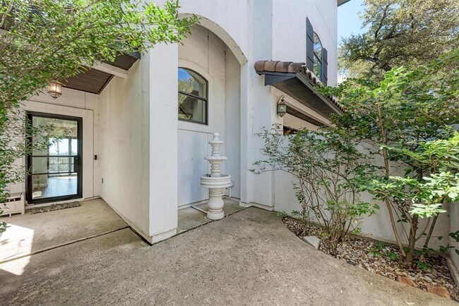 Building Photo - 13803 Lakeview Dr