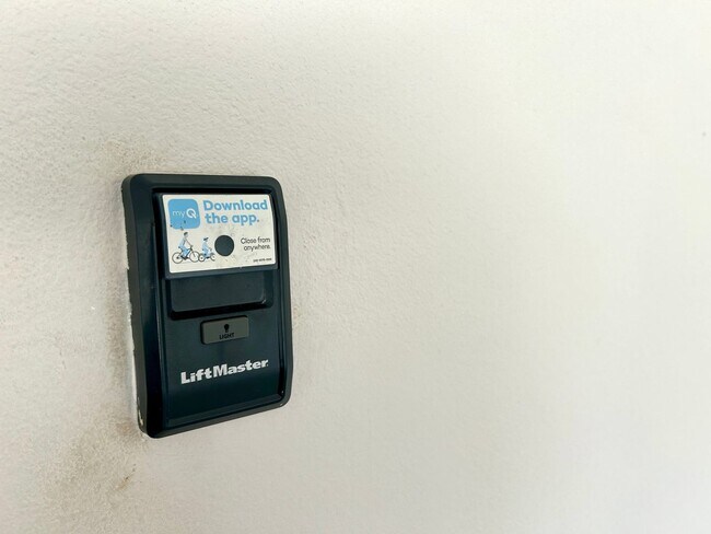 Building Photo - Centerton Home Available NOW! 4 bed, 2 full bath no carpet home. LARGE fenced backyard