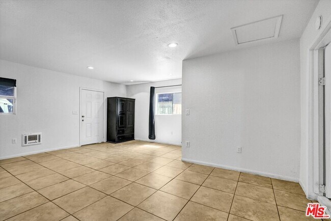 Building Photo - 13110 Pinney St