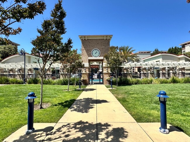 Building Photo - Tralee Village-Tri-Level Townhome, Modern ...