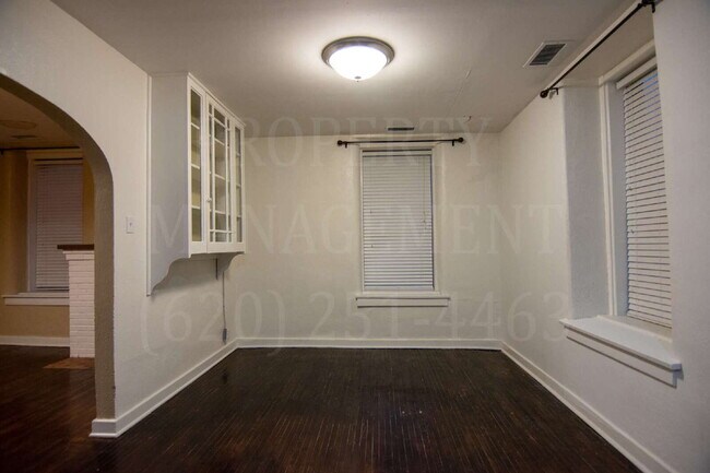 Building Photo - Cute Upstairs 2-Bed Apartment located down...