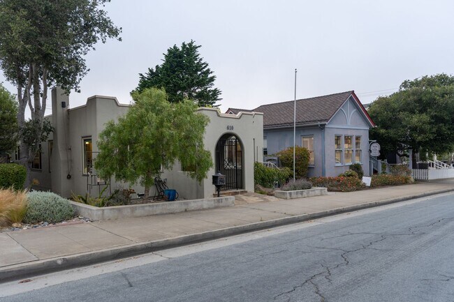 Building Photo - Forest Avenue Hideaway