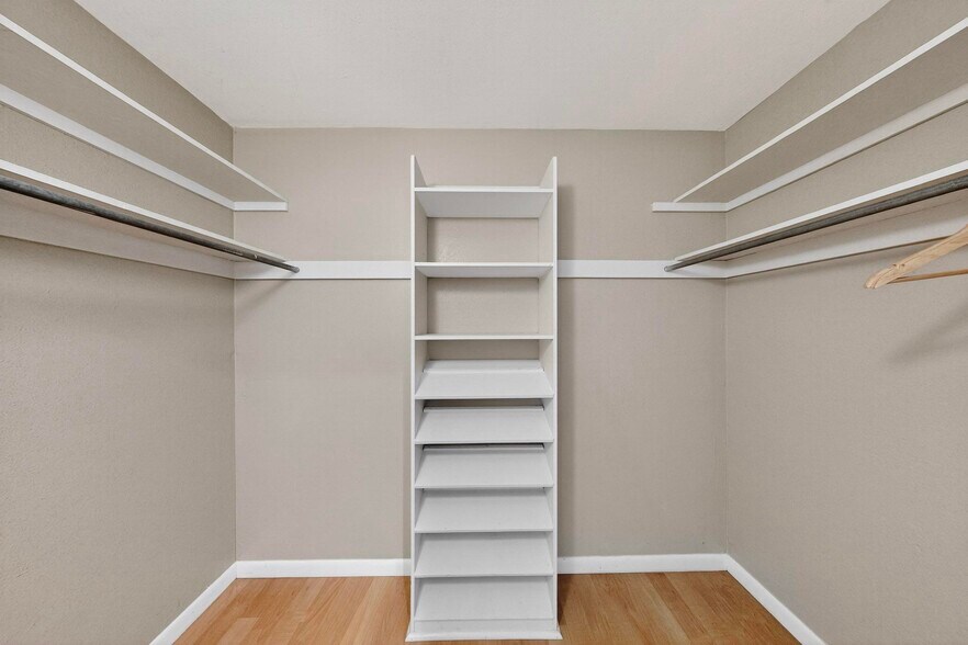 back bedroom walk-in closet - 4715 Marquette Ave NE