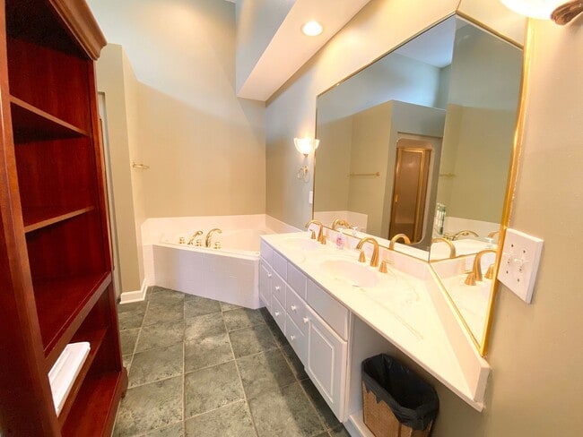 Building Photo - FULLY-FURNISHED GORGEOUS TOWNHOME!