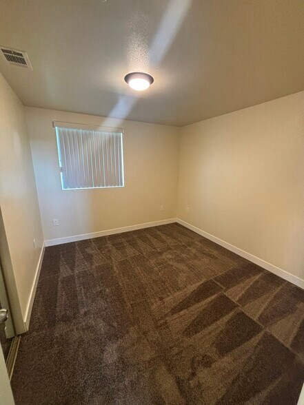 Building Photo - 407 E 70th St