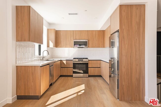 Building Photo - 2361 Fox Hills Dr