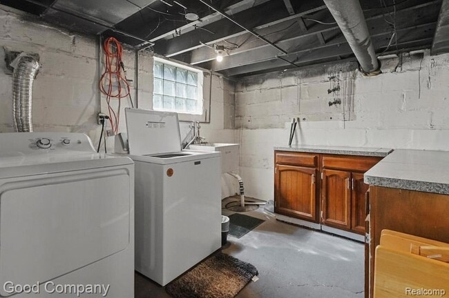 Building Photo - 1102 S Wilson Ave