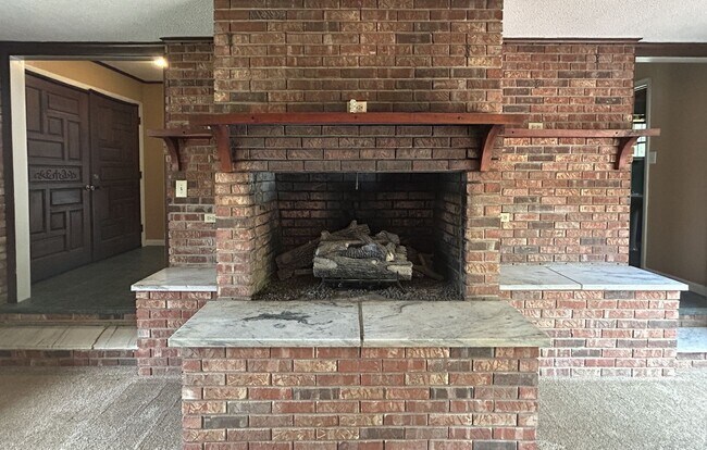 Building Photo - 4/2.5 in Beautiful Warrensville! Lots of S...