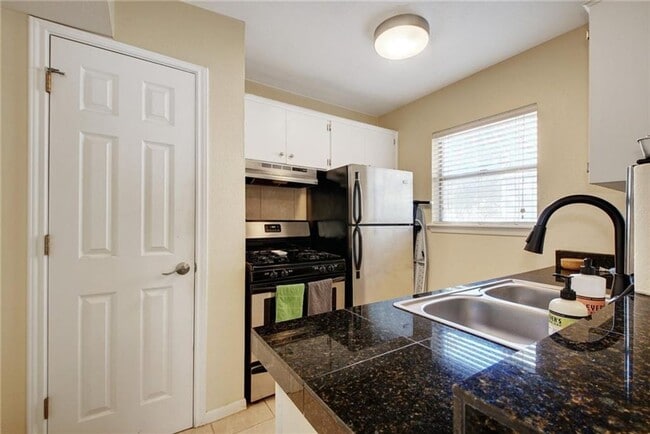 Building Photo - Large 1 bedroom in Hyde Park! Reserved par...