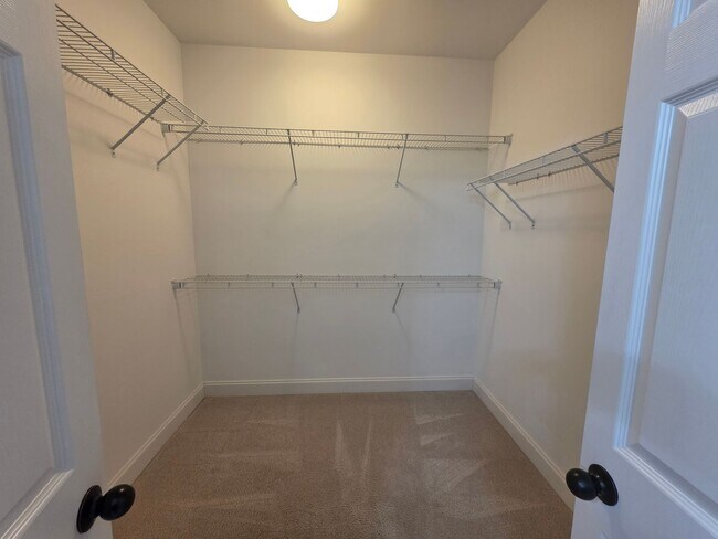 Building Photo - Hendersonville one level villa community amenities included