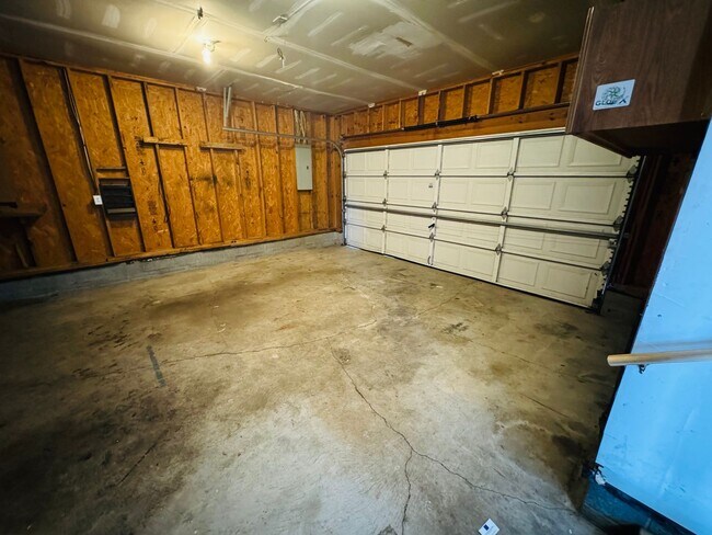 Building Photo - For Lease - 3 Bed, 2 Bath, 1400sqft Home i...