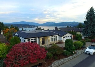 Building Photo - Lochmoor Lakeview Home in Bellevue