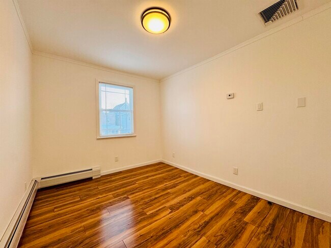 Building Photo - 16 W 51st St