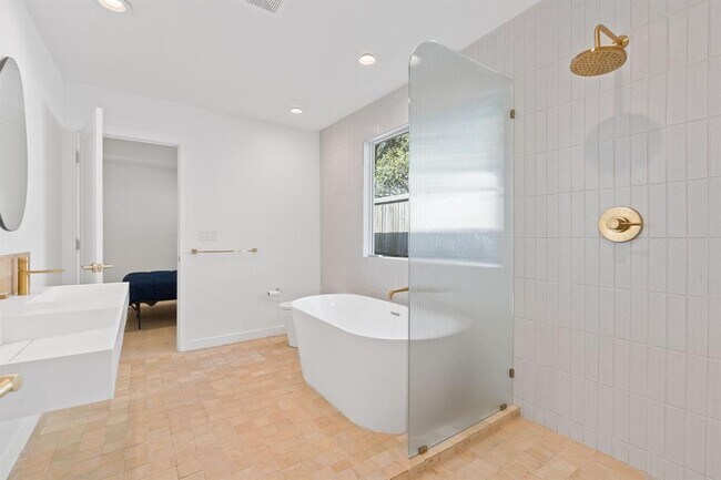 Building Photo - 2418 S 5th St