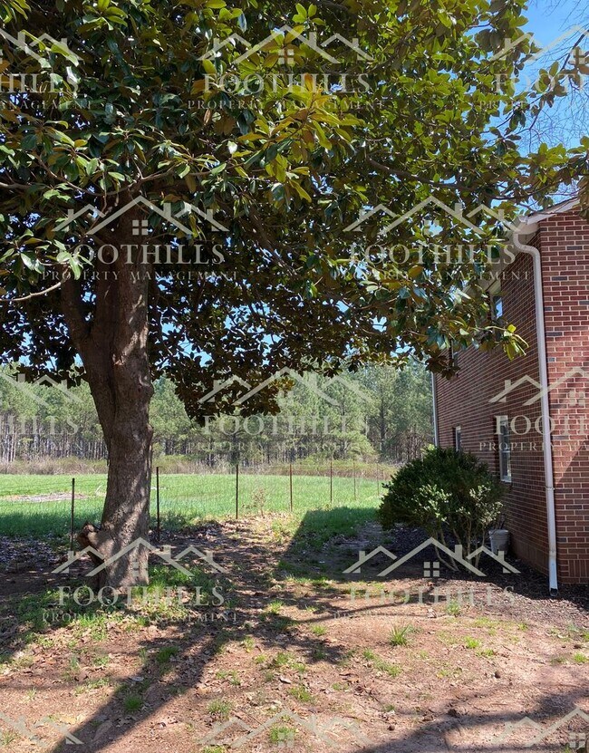 Building Photo - Cozy 1-Bed Detached Apartment with Spaciou...