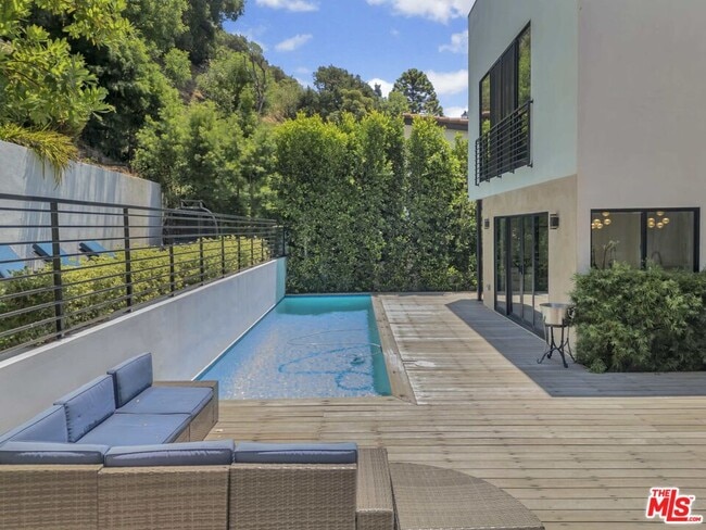 Building Photo - 2044 Benedict Canyon Drive