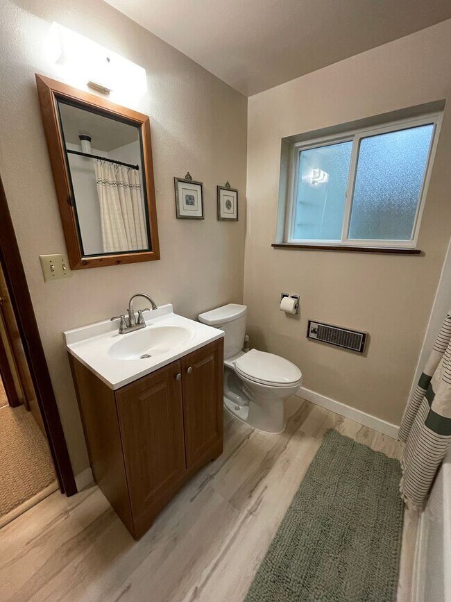 Building Photo - Lovely Home with wonderful Views and a Mas...